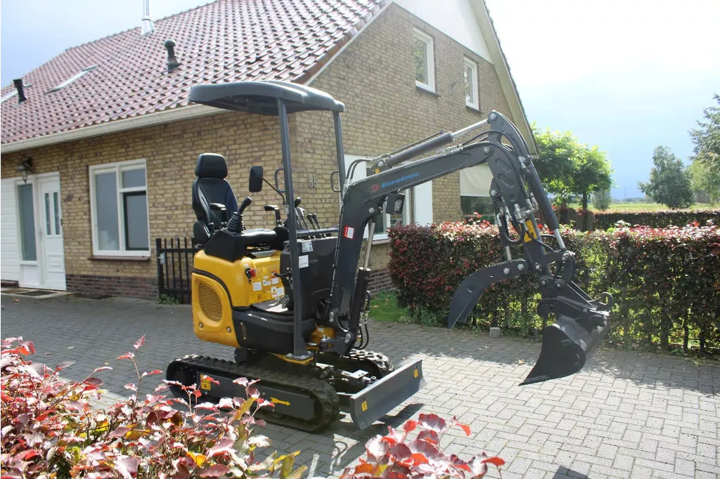 Eurotrac-HE-12-servo-1